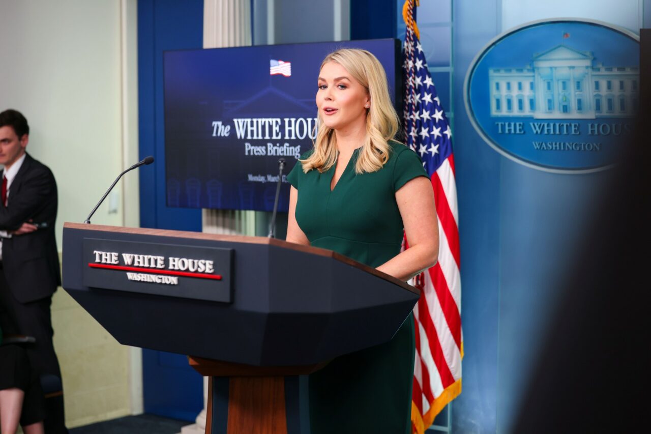 Casa Albă dă asigurări că Administrația Trump se consultă permanent cu Ucraina, în contextul contactelor diplomatice cu Rusia