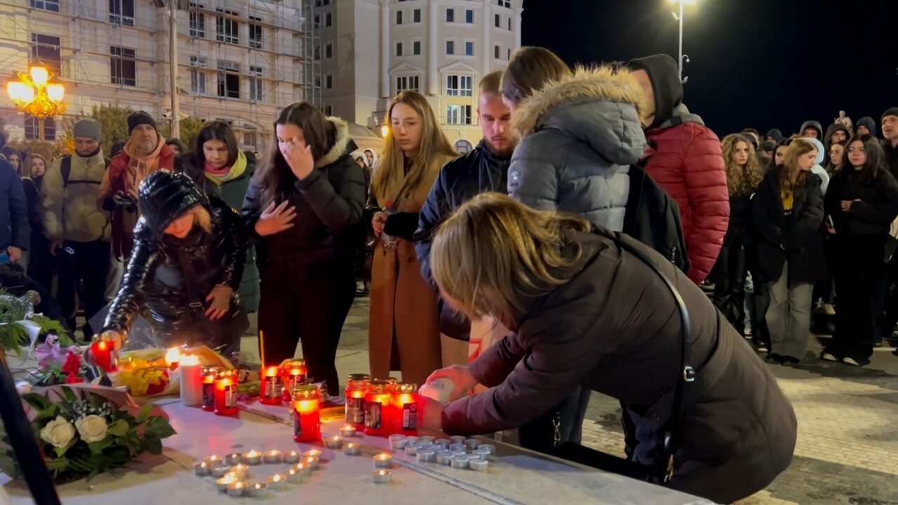 Tinerii care au MURIT în incendiul tragic din Macedonia vor fi înmormântați joi. Proteste în toată țara: „Asta nu trebuie să rămână nepedepsită”