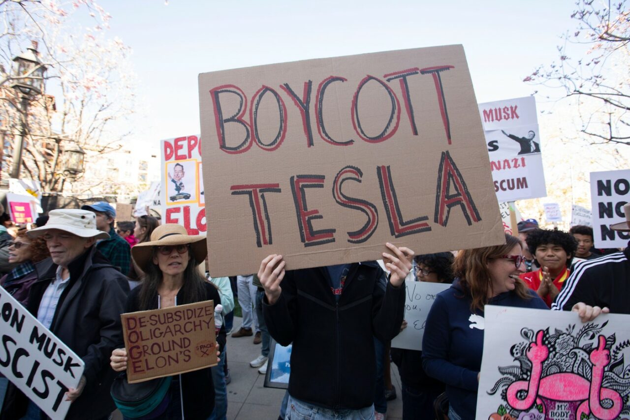 Proteste anti-Musk în fața showroom-urilor TESLA. Manifestanții cer boicotarea companiei: „Este un birocrat neales de americani”