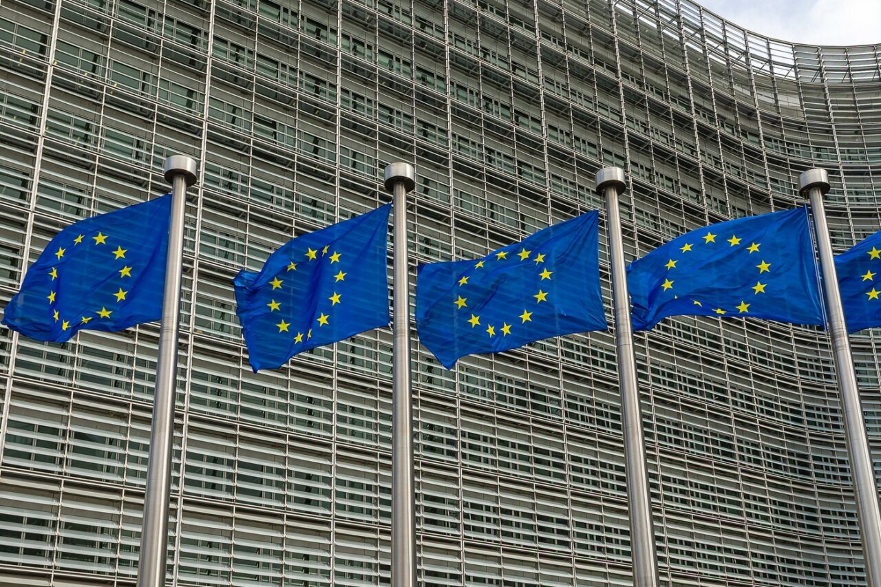 Financial Times: Noua strategie a UE privind securitatea internă oferă puteri SPORITE pentru organele legii, ACCES la comunicații și la date bancare