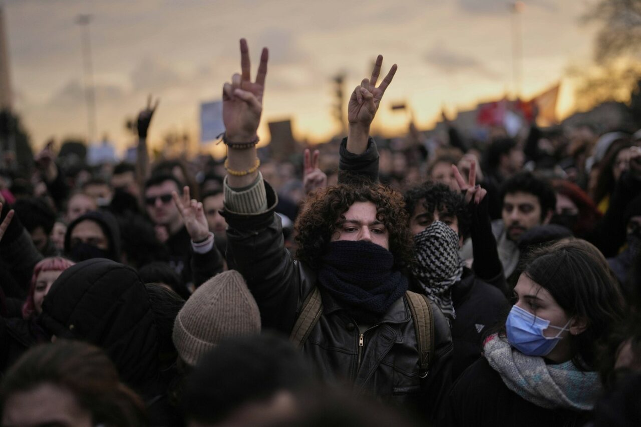 Proteste la Istanbul: Poliția a folosit GAZ lacrimogen și GLOANȚE de cauciuc împotriva demonstranților