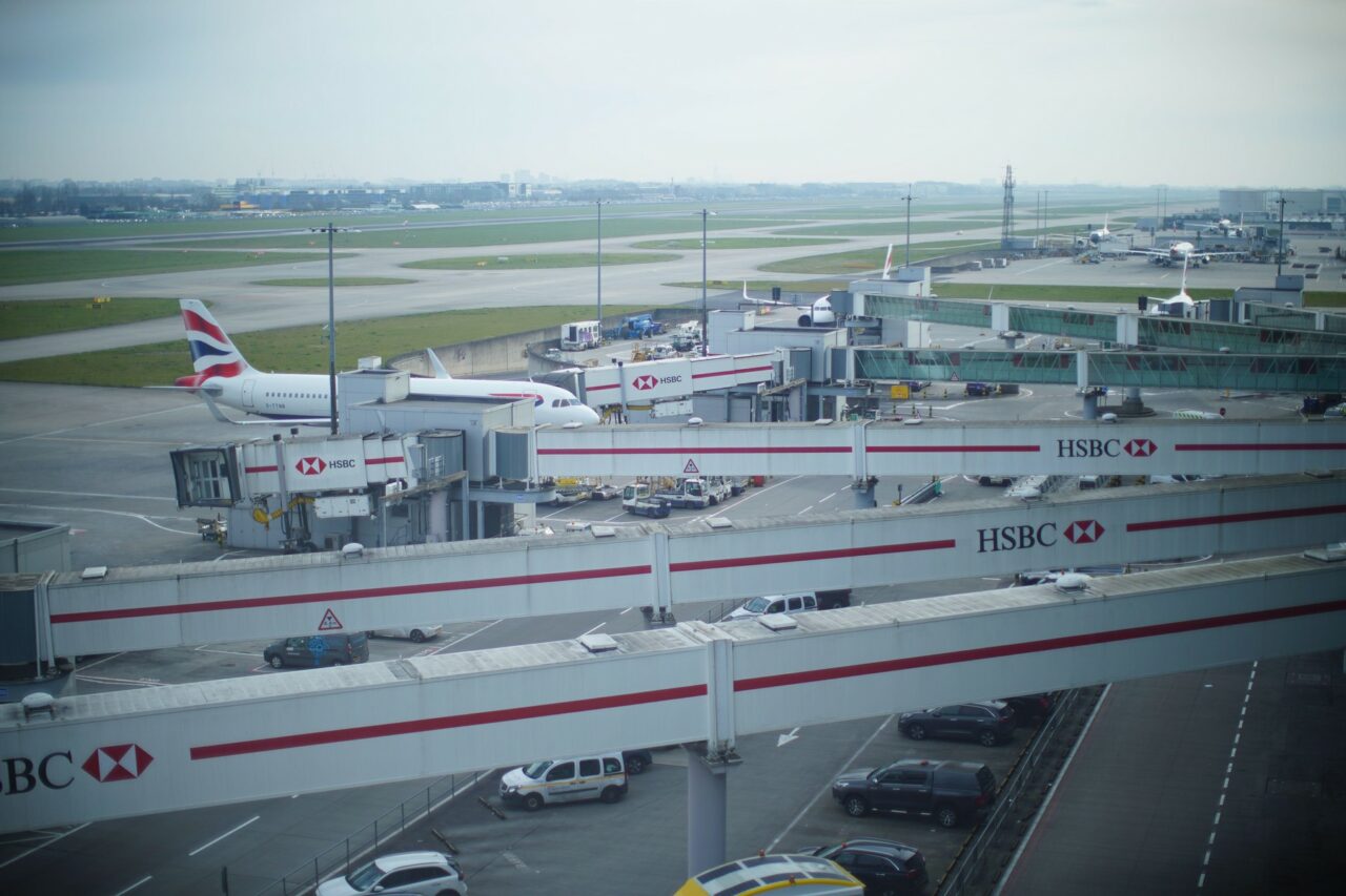 Sute de mii de pasageri sunt afectați de pana de curent de la HEATHROW. Aeroportul rămâne închis vineri