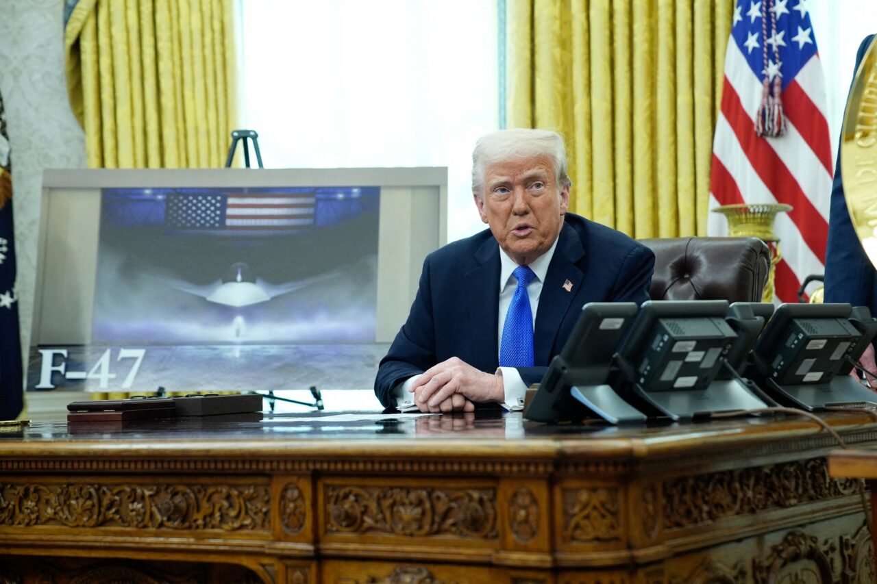 Donald Trump a retras autorizaţiile de securitate pentru Kamala Harris şi Hillary Clinton