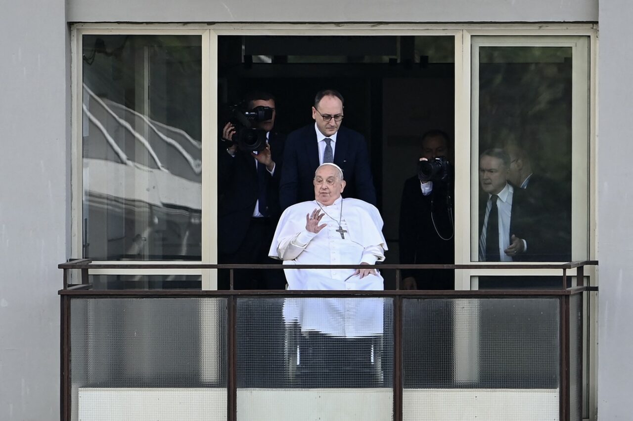 Papa Francisc a fost externat din Spitalul Gemelli. Prima apariție publică după cinci săptămâni