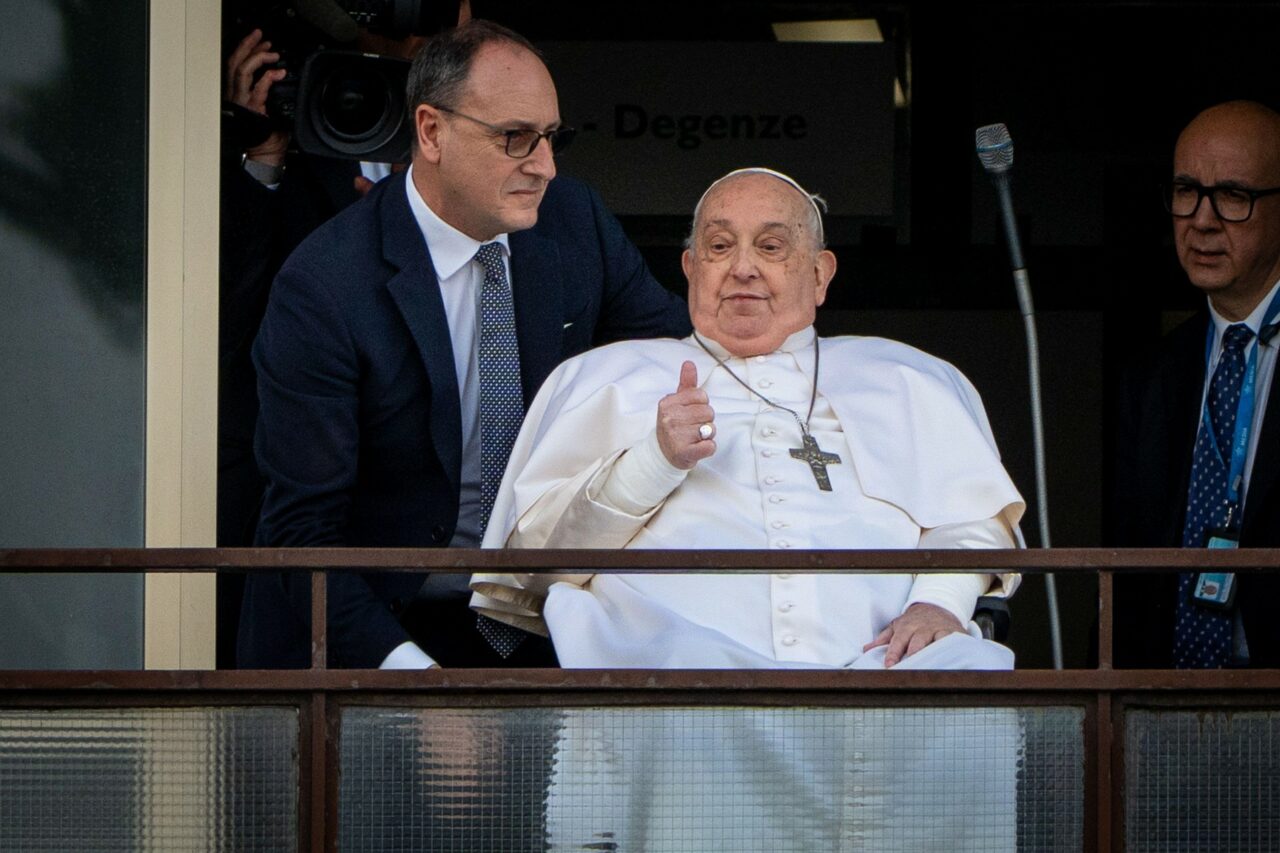 Medicii care l-au îngrijit pe Papa Francisc au luat în considerare să îl lase să moară. Mărturia unuia dintre specialiști