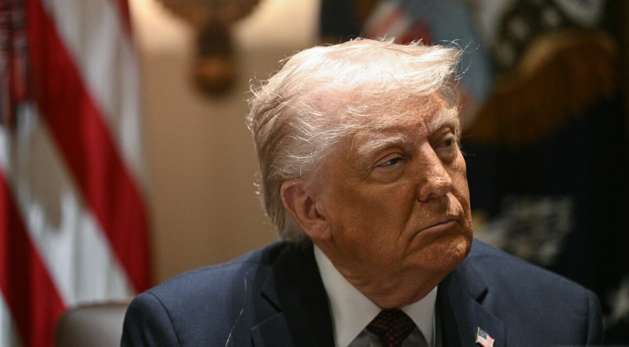 Donald Trump va aplica taxe comerciale țărilor care cumpără petrol și gaze din VENEZUELA