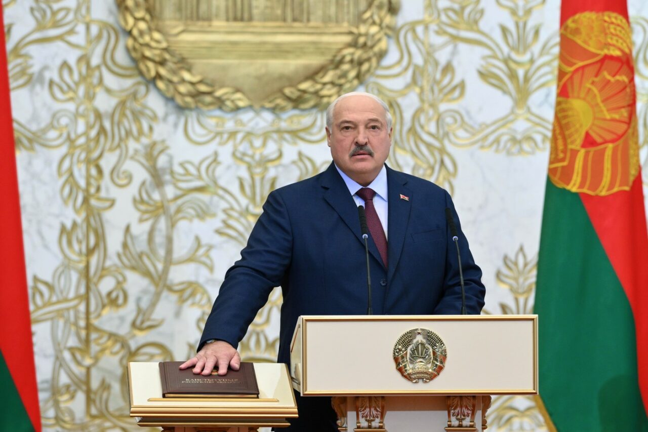 Aleksandr Lukașenko a fost învestit pentru al șaptelea mandat de PREȘEDINTE/ Liderul Belarusului a adus critici aspre la adresa opozanților