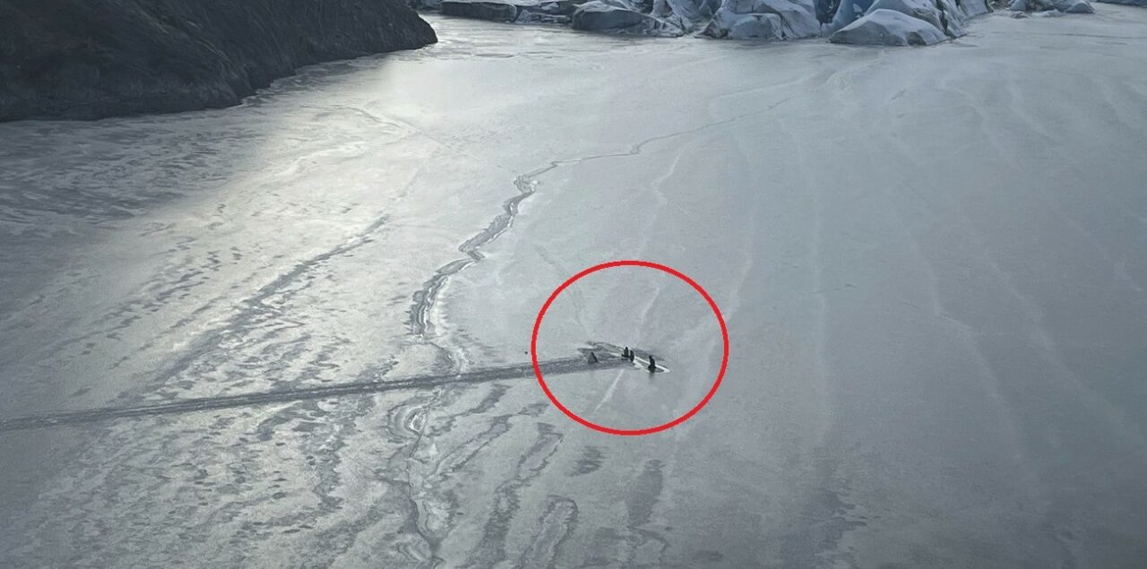 Două fetițe au supraviețuit în mod MIRACULOS în mijlocul unui lac înghețat, după un ACCIDENT aviatic