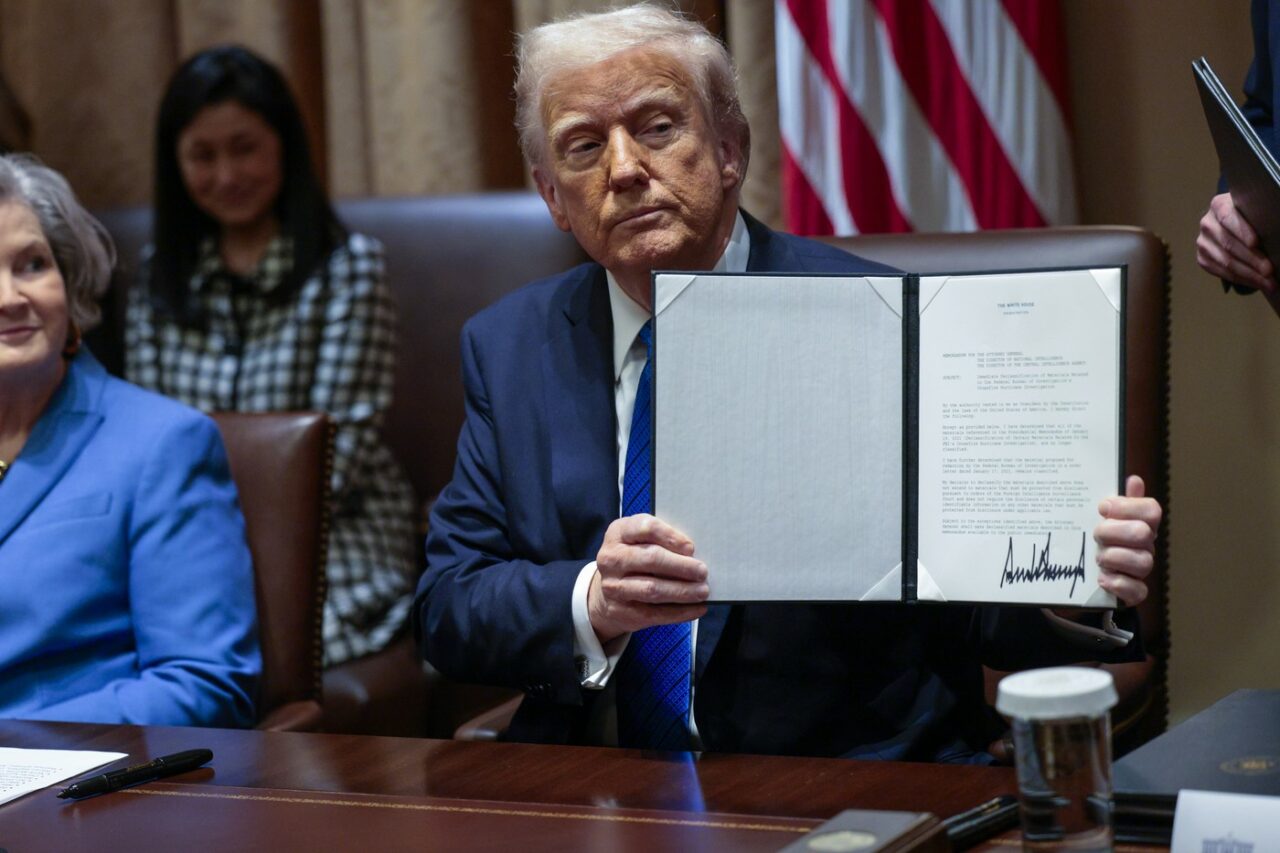 Președintele american Donald Trump a semnat un ordin executiv prin care votanții trebuie să prezinte DOVADA cetățeniei americane