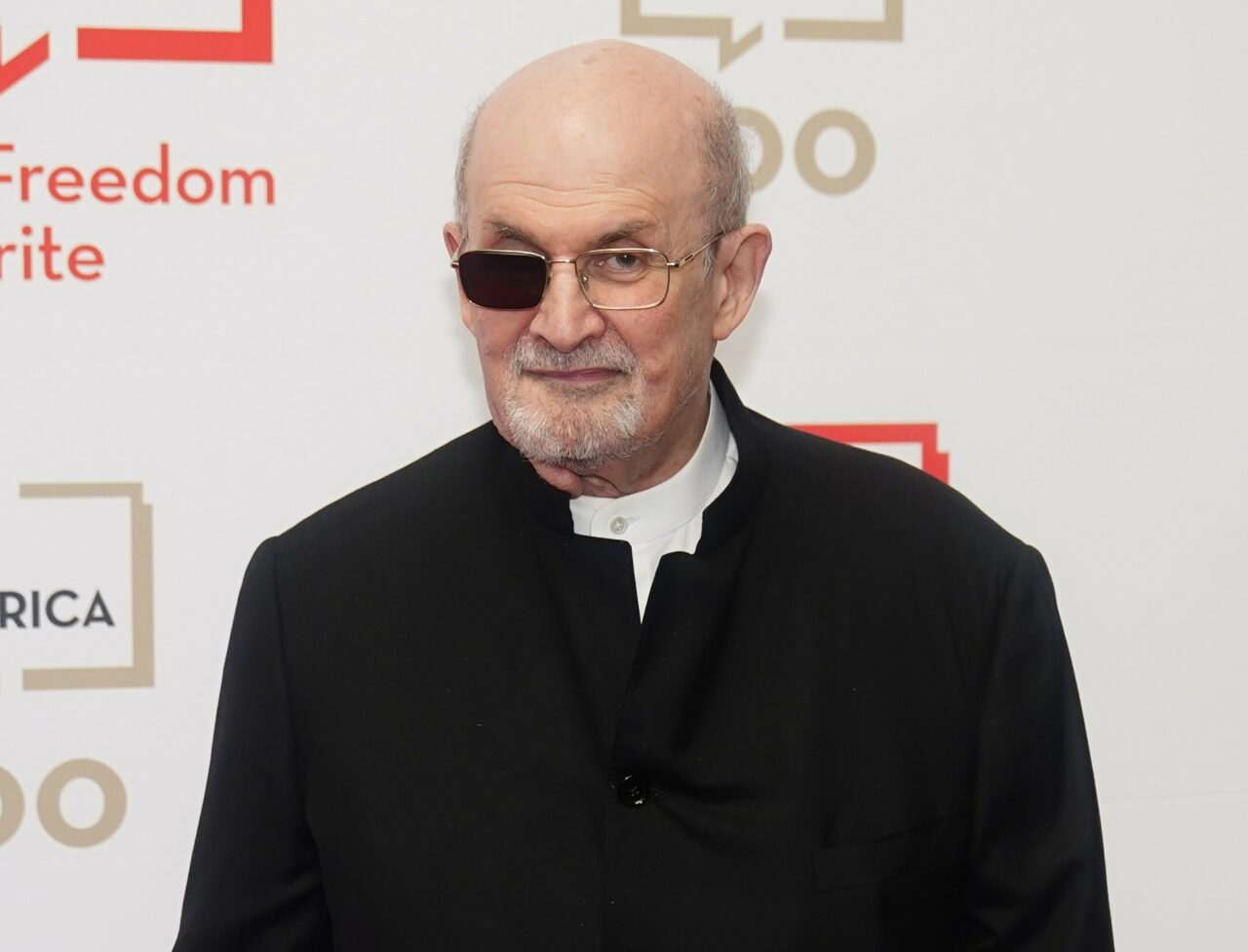 Salman Rushdie își va lansa în noiembrie primul volum de ficțiune după tentativa de asasinat pe care a suferit-o