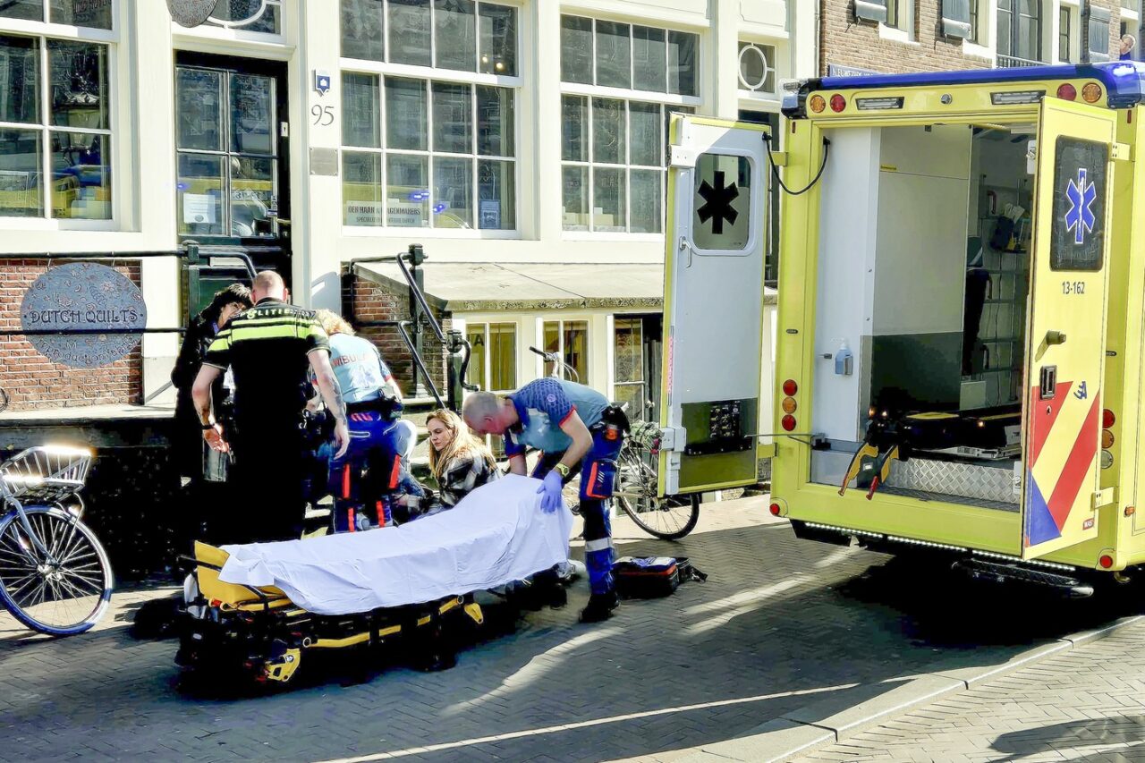 Cel puțin cinci persoane au fost RĂNITE prin înjunghiere la Amsterdam. Un suspect a fost arestat