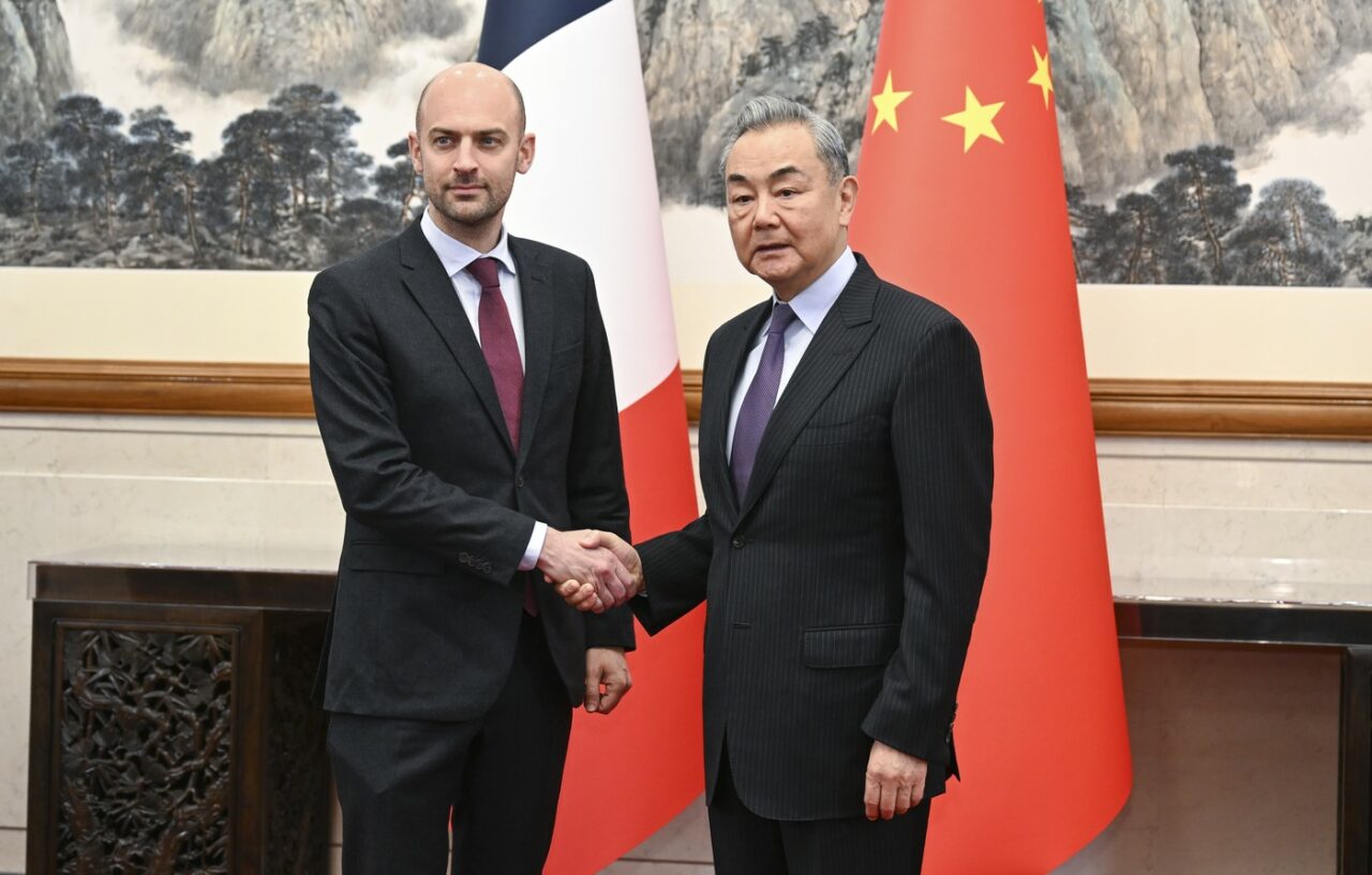 Ministrul francez de Externe discută cu omologul său chinez despre îmbunătățirea relațiilor COMERCIALE, în contextul tensiunilor globale