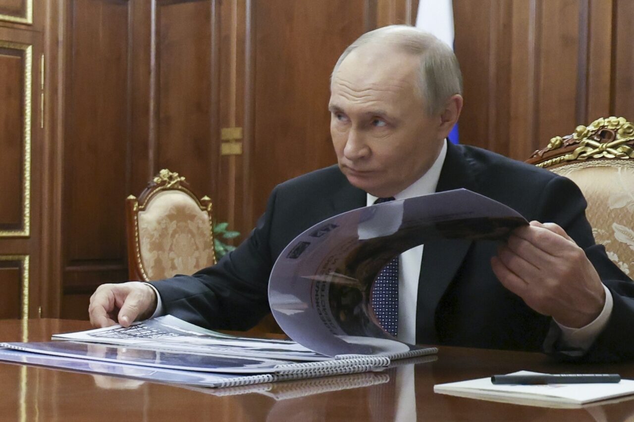 Bloomberg: Vladimir Putin testează cât se poate îndepărta Trump de EUROPA în materie de sancțiuni