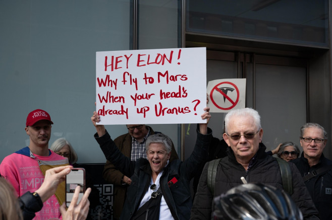 Arestări la New York după un protest la Tesla, împotriva lui Elon Musk. Miliardarul, responsabil de concedierea a mii de angajați federali