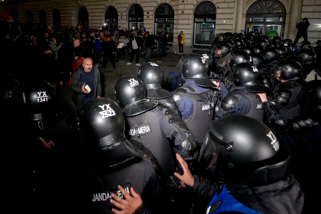 Opt protestatari au fost ARESTAȚI preventiv după violențele din Centrul vechi, iar nouălea a fost arestat la domiciliu