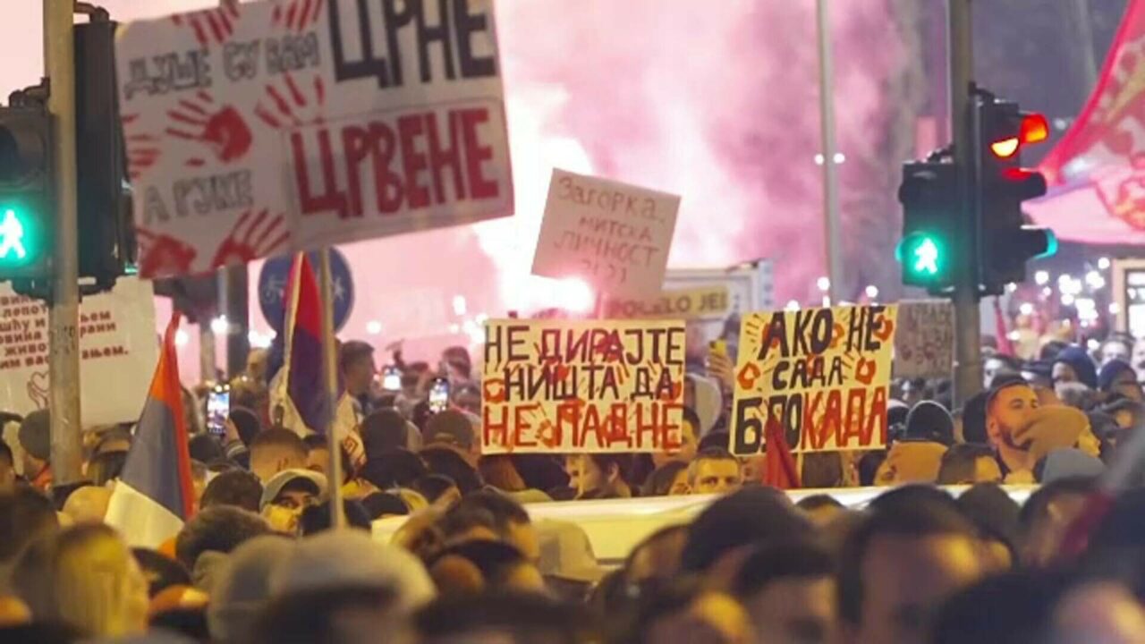 Proteste masive în SERBIA pentru a doua noapte la rând. Mii de persoane blochează drumurile principale din țară