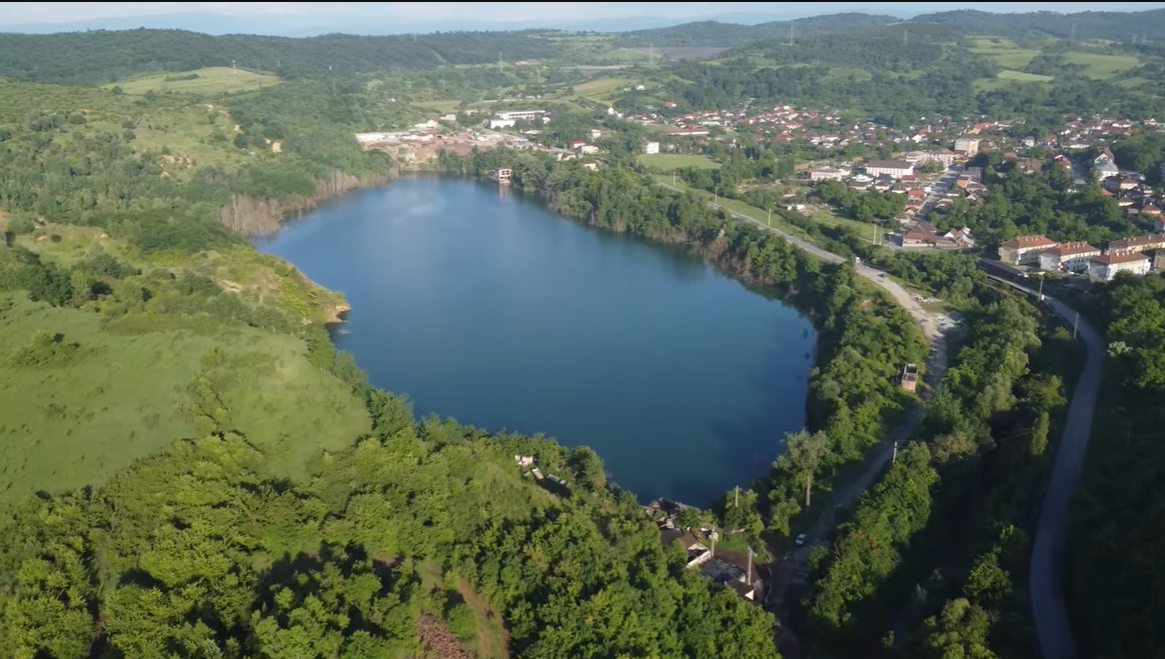 Lacul interzis care a devenit un fenomen natural impresionant. Localnicii avertizează asupra unui mare pericol