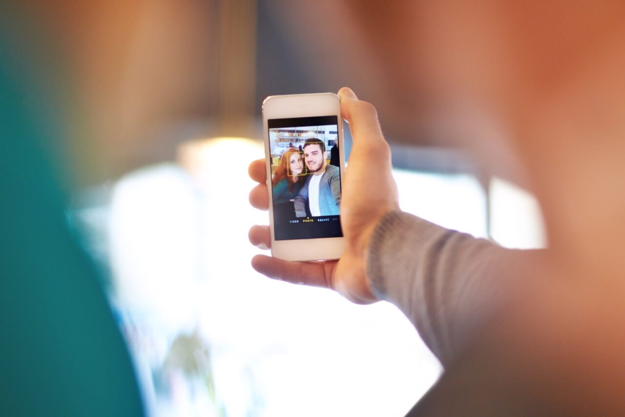 Un studiu arată ce se întâmplă cu corpul tău dacă stai prea mult pe Instagram