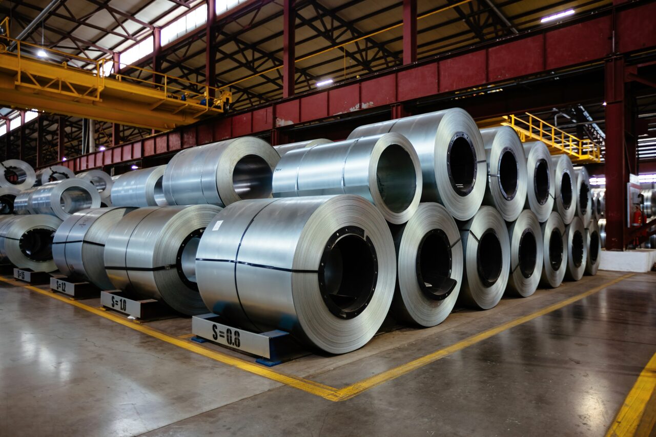 Canada: Companiile din domeniul oțelului și aluminiului anunță CONCEDIERI ca urmare a taxelor vamale impuse de Trump