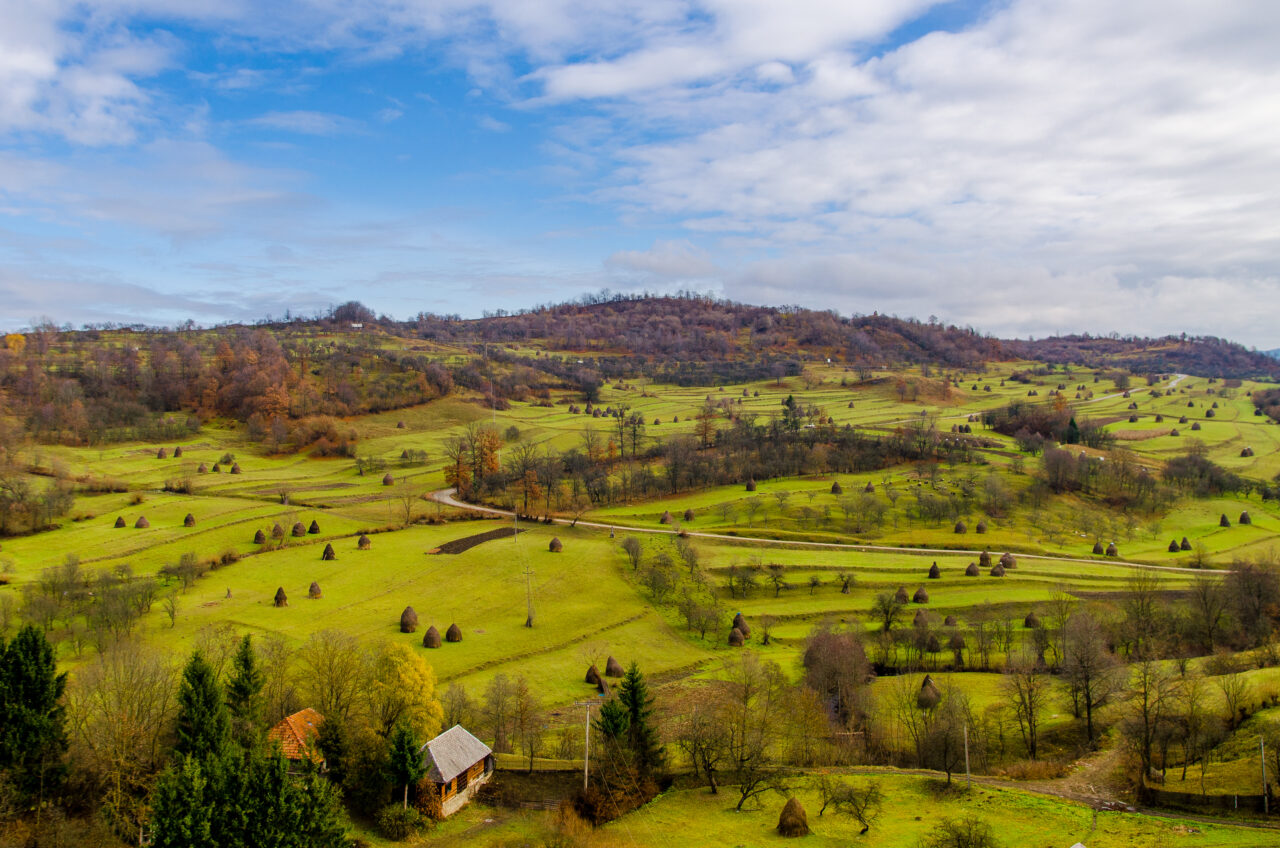 Locul de poveste din România unde tradițiile s-au păstrat. Turiștii rămân uimiți de peisajele de basm