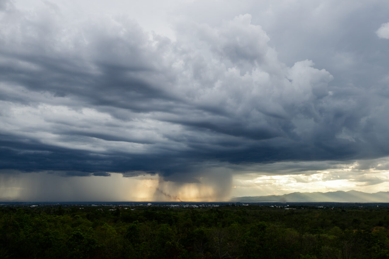 Avertizare meteo de vijelie puternică în Cluj. Cum va fi vremea în București și în țară