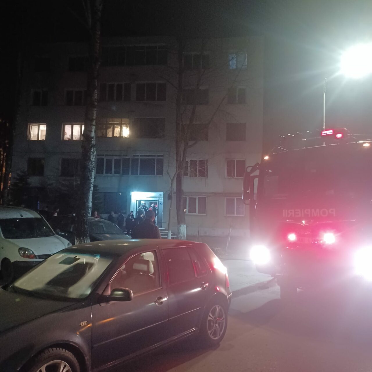 La un pas de prăpăd. Un incendiu într-un bloc din Suceava a silit 25 de locatari să se evacueze. Proprietarul, singurul rănit