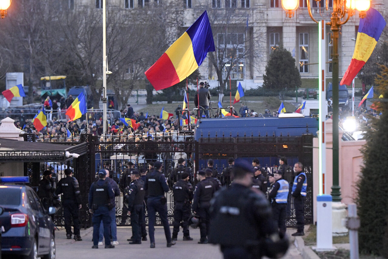 Jandarmeria Bucureşti, după protestul de la sediul CCR: Un act de sesizare a organelor de urmărire penală pentru portul de obiecte periculoase