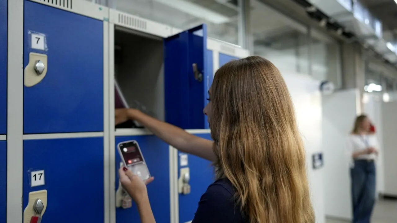 Încă o țară în care TELEFOANELE mobile vor fi interzise în școli. Ministrul Educației este de neînduplecat: „Un « ucigaş » de concentrare”