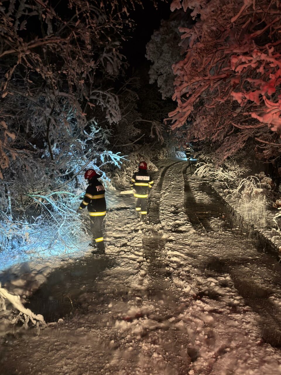 Se circulă în condiții de IARNĂ, în aproape toată țara, iar traficul pe autostrăzile de lângă Capitală e aglomerat. Recomandările polițiștilor rutieri