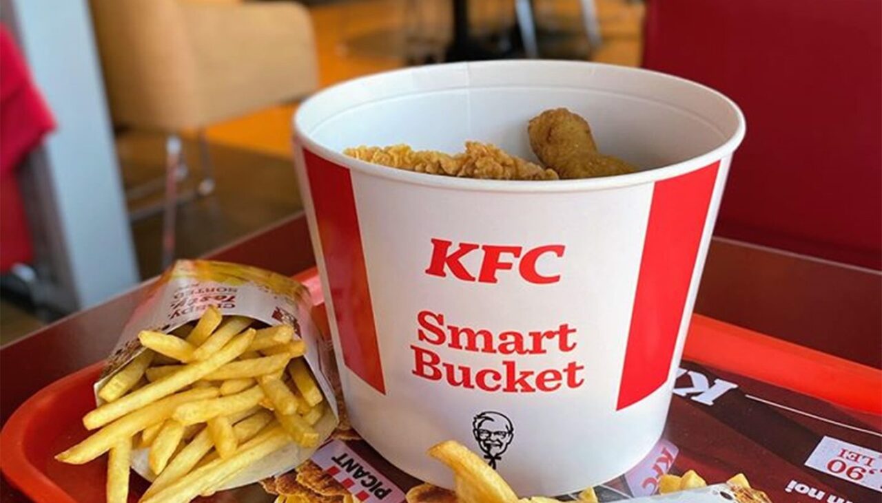 Un clujean a comandat acasă un „bucket” de la KFC, la 68 lei. Ireal ce era în „găleată”, de fapt