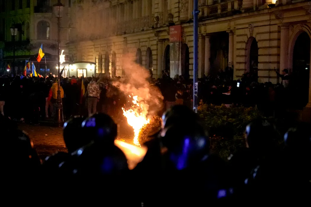Alți nouă suspecți au fost REȚINUȚI după protestul din Centrul Vechi, în urma a 11 percheziții domiciliare