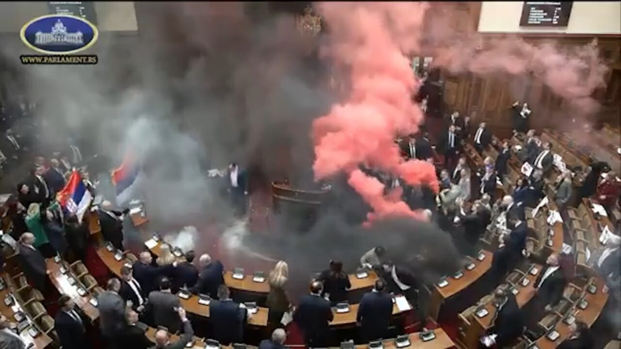 HAOS în Parlamentul de la Belgrad: Mai mulți deputați au aruncat cu fumigene în sala de ședințe / O deputată se află în stare gravă