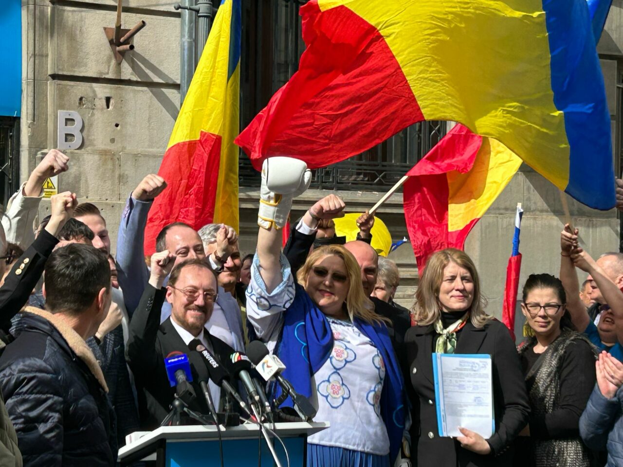 Diana Șoșoacă tună și fulgeră după ce și-a depus candidatura: „Dacă nu voi fi lăsată să candidez, PRAFUL și pulberea se vor alege de sistemul lor”