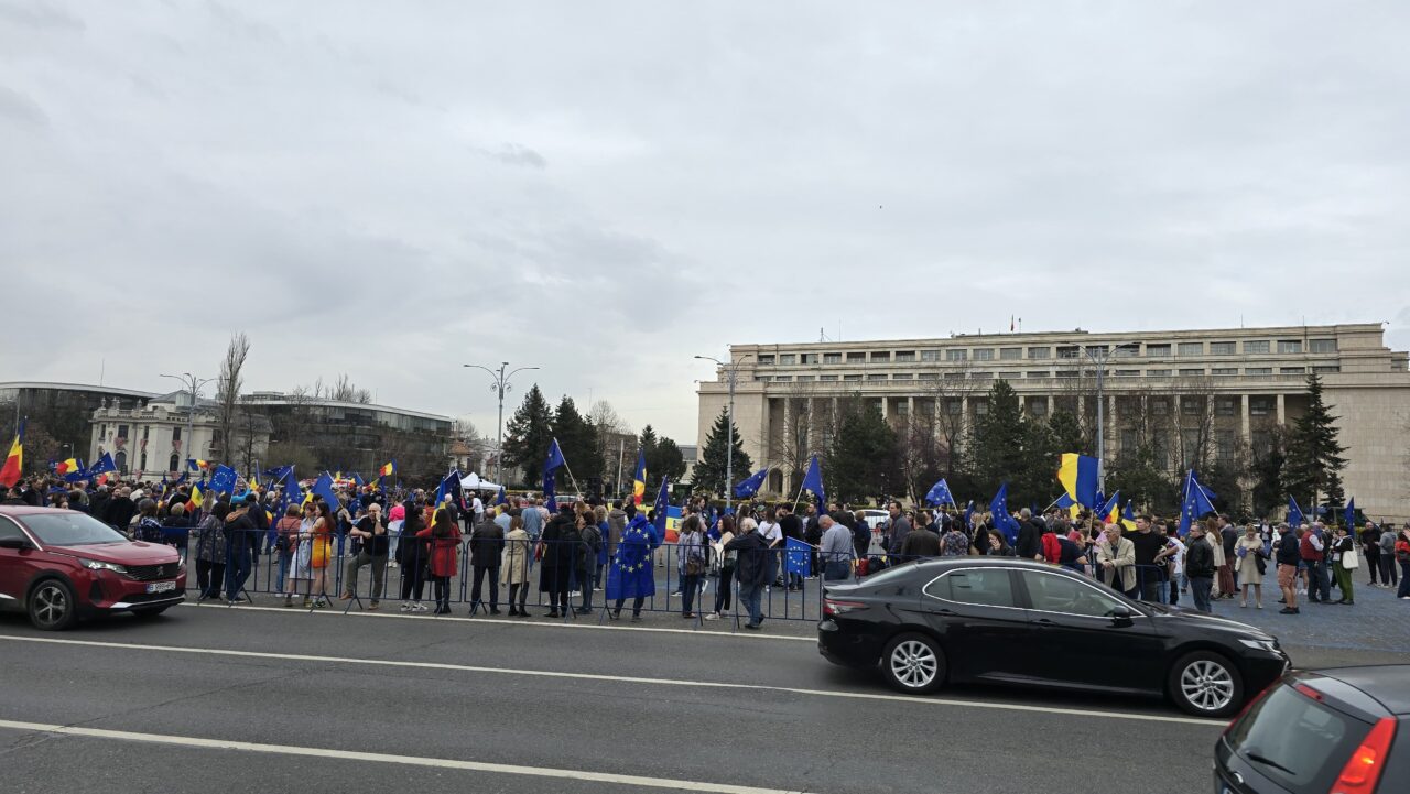 Mii de oameni participă la mitingul „EuRo Manifest” din Piaţa Victoriei. „România face parte din familia europeană”