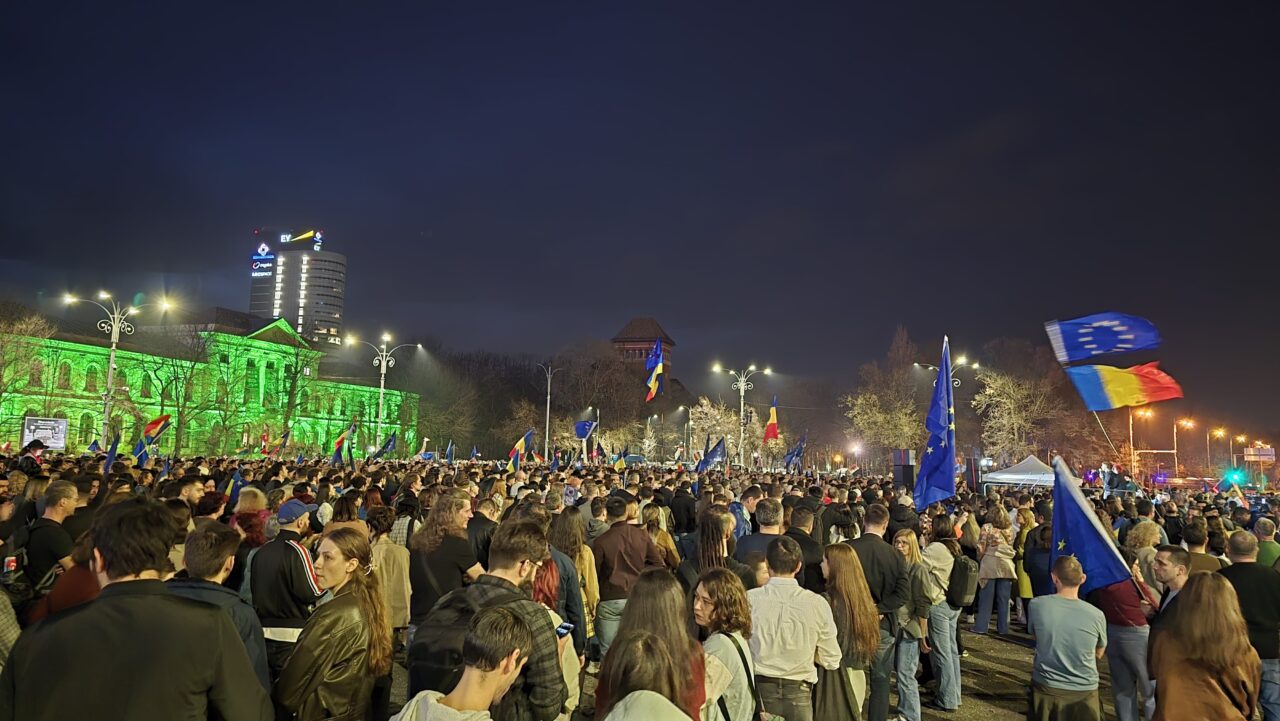 Mii de oameni au participat la mitingul „EuRo Manifest” din Piaţa Victoriei. „România face parte din familia europeană”