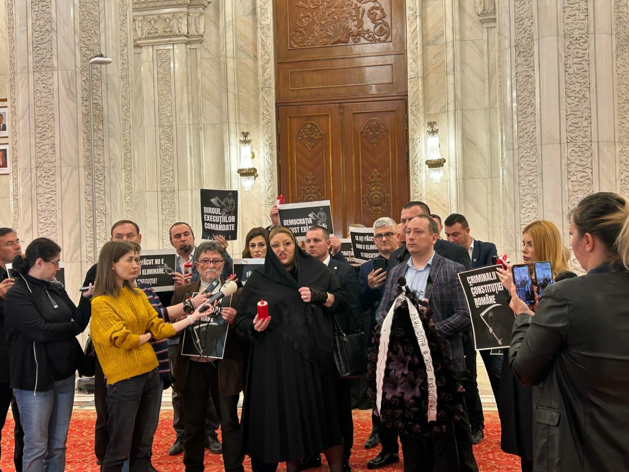 Șoșoacă „plânge” la căpătâiul democrației „executate” prin decizia Biroului Electoral Central / În doliu, la CCR