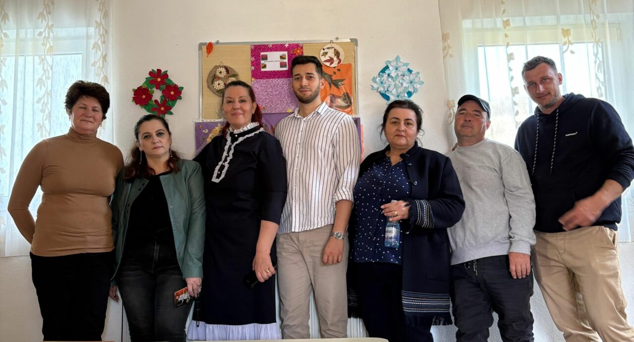 600 pachete cu hrană caldă au fost distribuite astăzi elevilor, în cadrul campaniei Ziua Meselor Școlare, organizată de Fundația Carmistin