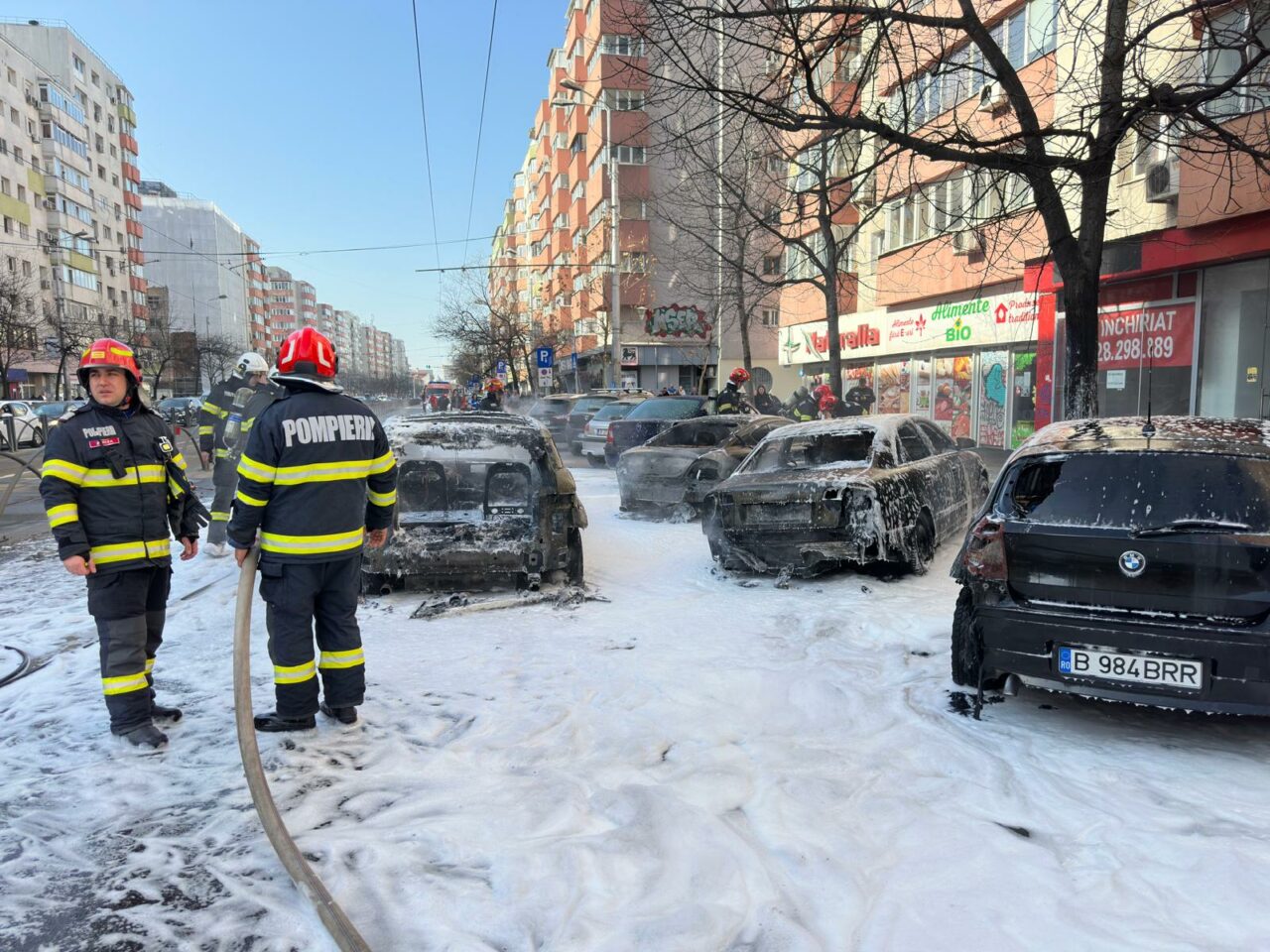 INCENDIU puternic în București. Mai multe mașini au luat foc pe Calea Moșilor / Traficul este restricționat