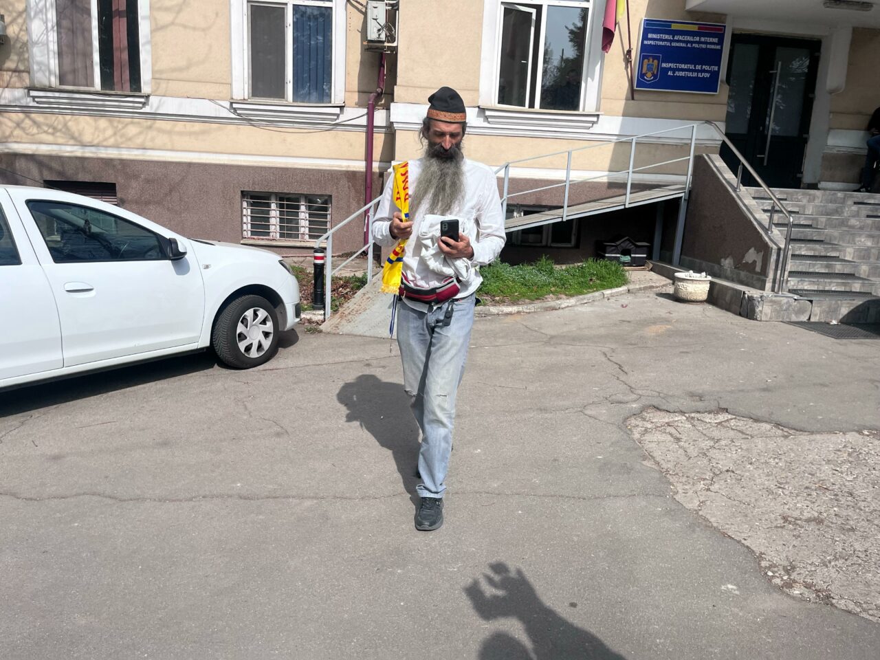 Călin Georgescu, așteptat la IPJ Ilfov, chiar de ziua lui. „Stegarul Dac” îi cântă la mulți ani în fața secției