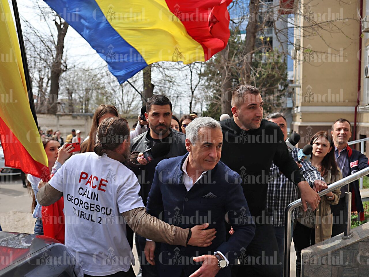 Călin Georgescu a ajuns la IPJ Ilfov, chiar de ziua lui. Mai mulți susținători adunați în fața secției