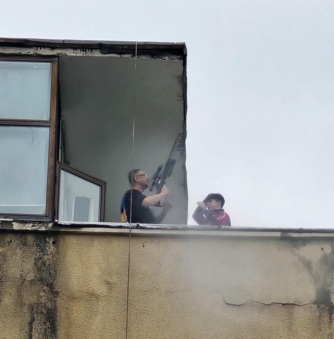 Un ”LUNETIST” a fost văzut pe un bloc din București. Ce au găsit polițiștii, care au intervenit și cu echipaje de alpinism