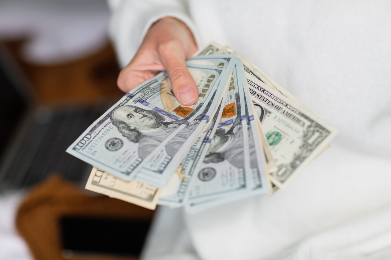 Sfatul unui economist în ce privește CREDITELE bancare: „Banca îți dă umbrela când este soare afară și ți-o ia când începe să plouă”