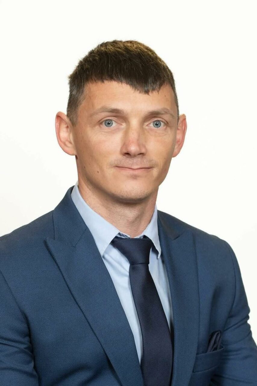 Senatorul POT Paul-Ciprian Pintea a scris în CV că urmează cursurile unui site de MATRIMONIALE. Are opt clase și două dosare penale