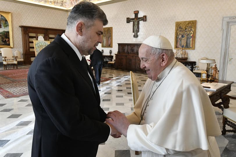 Ilie Bolojan și Marcel Ciolacu merg sâmbătă la funeraliile Papei Francisc. Ce i-a cerut Suveranul Pontif premierului în 2024?