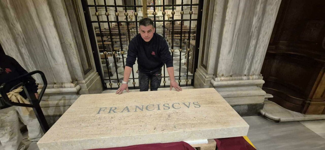 Cine este ROMÂNUL care s-a ocupat de amenajarea criptei Papei Francisc: „Un om cu care ar trebui să ne mândrim astăzi”