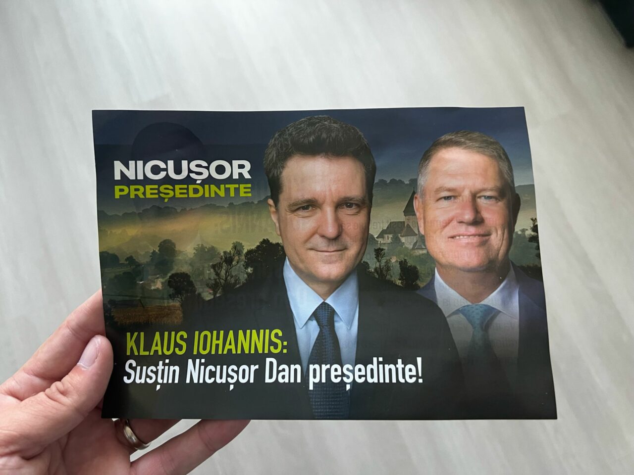 Pliante cu mesajul „Klaus Iohannis: Susțin Nicușor Dan președinte” au împânzit Bucureștiul. Nicușor Dan a depus plângere penală
