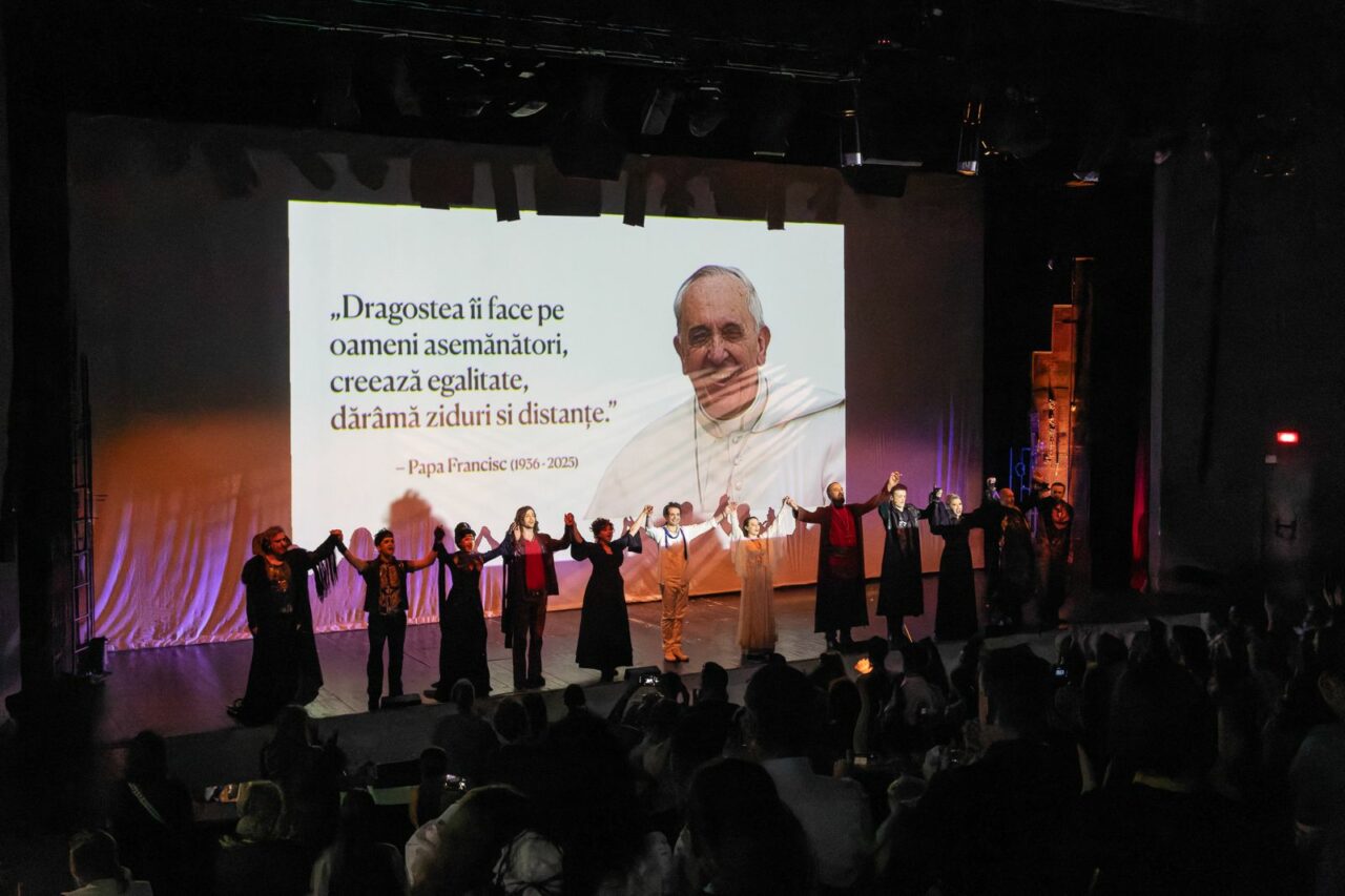 Opereta din București, moment EMOȚIONANT în memoria Papei Francisc: „Dragostea dărâmă ziduri si distanțe”