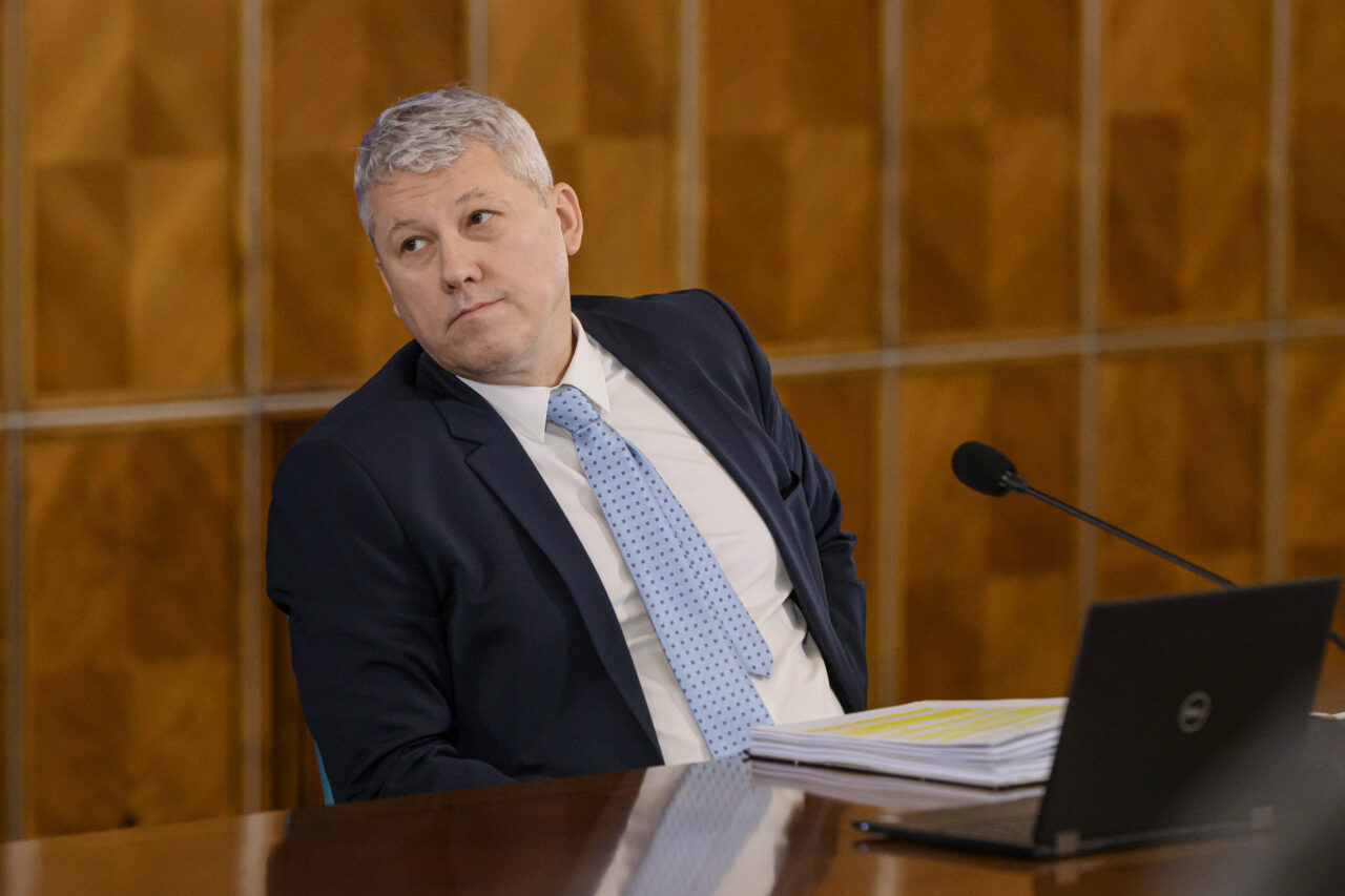 Deputații votează miercuri moțiunea împotriva ministrului Predoiu. AUR: „A transformat Poliția Română într-o instituție de poliție politică”
