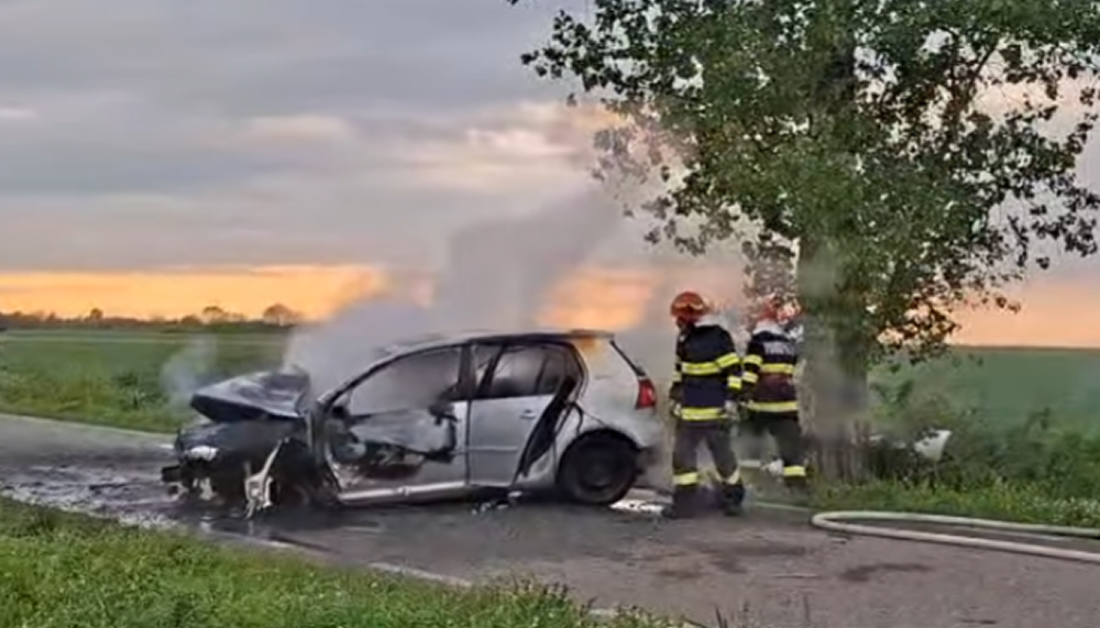 Tragedie în Timiș. Un tânăr de 29 de ani a MURIT după ce s-a izbit violent cu mașina de un copac. Autoturismul a luat foc
