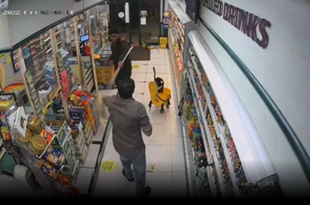 Angajatul unui magazin s-a apărat cu mopul în fața unui bărbat înarmat cu un cuțit. Momentul, surprins de o cameră de supraveghere (VIDEO)